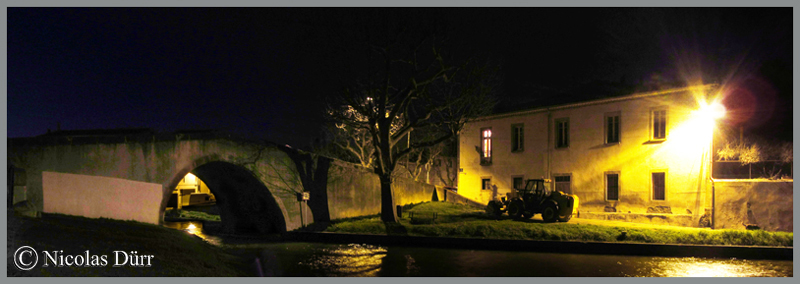 2015-nocturne-canal-du-midi-a-castelnaudary-vue-sur-le-pont-vieux-en-aval