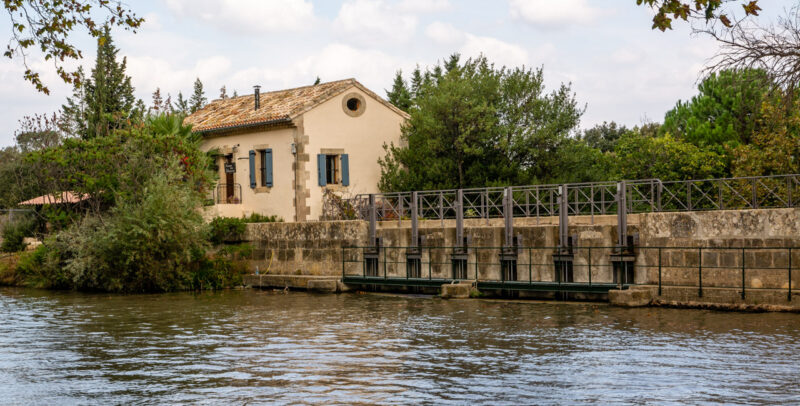 La photo n'est pas spectaculaire, elle montre la maison du gardien, et les six vannes de l'épanchoir des Patiasses, mais ce n'est pas l'endroit le plus spectaculaire pour une prise de vue. C'est surtout en contrebas qu'il faut se situer pour ça !