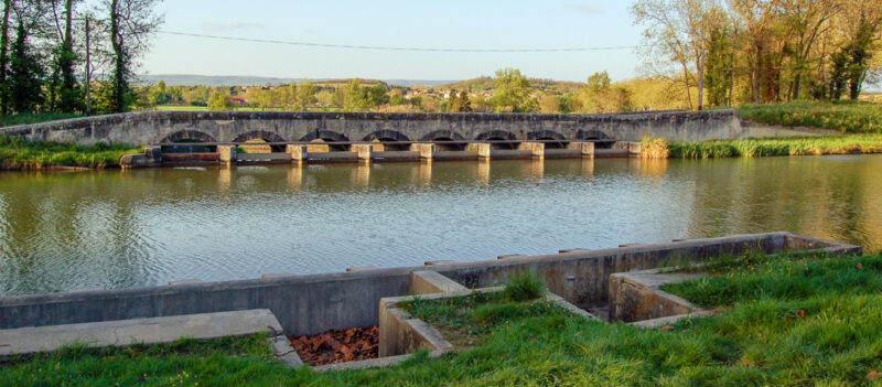 L'épanchoir de Villepinte est bien moins célèbre que celui de l'Argent-Double, mais il reste très intéressant à plusieurs titres, d'abord, il existe un lavoir en face de lui, et on va dire qu'ensuite, il fait tout de même partie du Canal du Midi