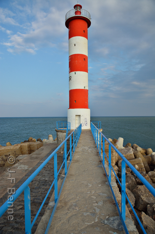 Une vue verticale du phare rouge de Port La Nouvelle, qui n'est pas vraiment rouge, mais blanc cerclé de rouge !