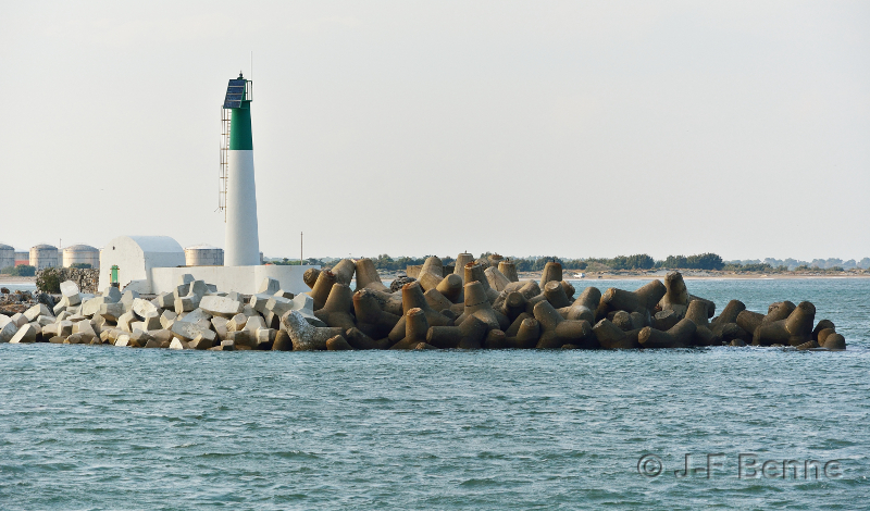 Gros plan sur le phare vert de Port la Nouvelle (phare blanc, dont le sommet est vert) rive nord du chenal