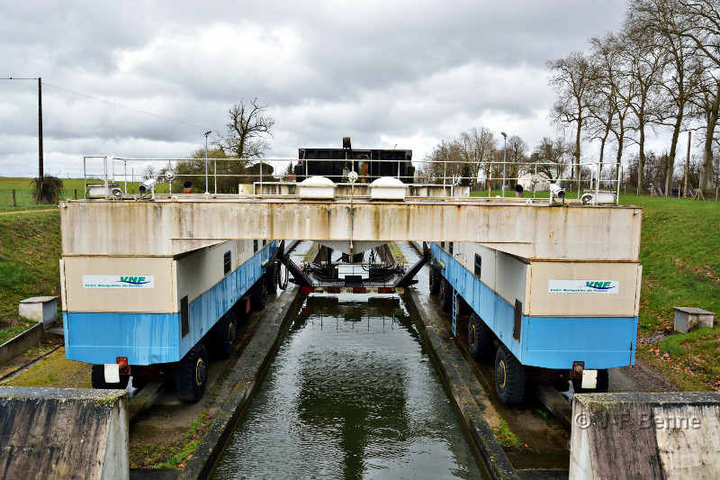 Vue d'amont de la machine de la pente d'eau de Montech en mars 2014. Les structures métalliques, peintes en blanc et bleu, commencent à rouiller.