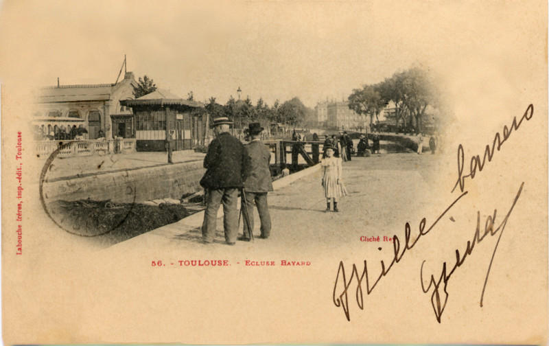 Carte postale ancienne légendée : Toulouse, écluse Bayard. Sur le fond de l'écluse et du canal qui forme une diagonale droite-gauche, on aperçoit au tout premier plan deux messieurs d'un âge certain dont le plus grand est le plus proche de nous. Ils semblent discuter en observant le canal et portent tous deux un chapeau. Un peu plus loin, une petite fille vétue de robe blanche les observe (elle nous regarde aussi). Mais il ne faut pas oublier la signature qui figure au recto de cette carte postale : Mille baisers, Gilda...