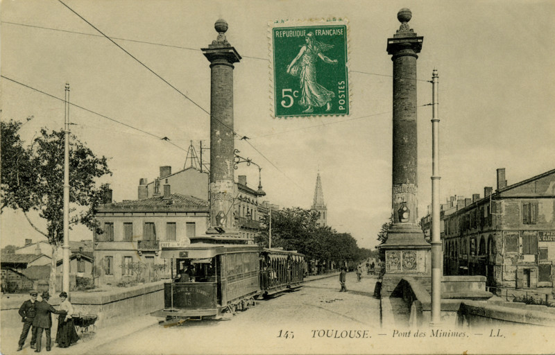 Une très belle carte postale ancienne légendée : Toulouse Pont des Minimes. On aperçoit le pont, orné de deux colonnes agrémentées sur leur sommet d'une boule. Belle perspective. Sur la gauche du pont, on aperçoit le tram, un vieux tram, comme à l'époque. À l'extrême gauche et en premier plan on aperçoit une femme avec un landeau, et deux    hommes qui discutent avec elle. Des fils électriques agrémentent l'ensemble, ce slont les fils destinés à l'alimentation du tram. Un peu plus loin,  au centre, on aperçoit l'église des Minimes, derrière quelques arbres qui ornaient l'avenue et qui n'existent plus aujourd'hui.