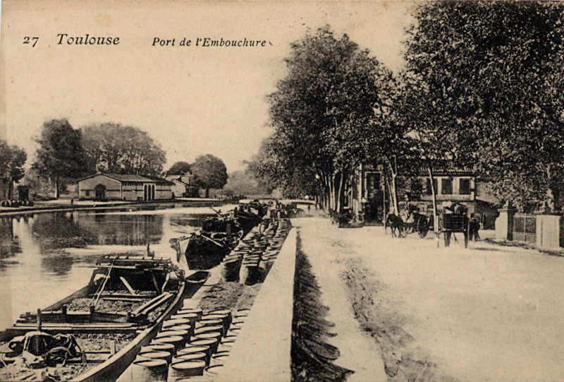 Canal du Midi à Toulouse : Trois péniches amarrées au port de l'embouchure.