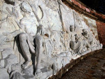 Bas relief des ponts jumeaux, où l'on voit la province de Languedoc (second plan) demander au Canal du Midi (premier plan) de rejoindre la Garonne.