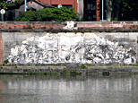 Le bas relief des ponts jumeaux, où la Garonne ordonne au Canal de la rejoindre... A l'époque de la prise de vue, ce monument méritait un ravalement !