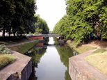 Vue en perspective du Canal du Midi depuis l'un des ponts jumeaux