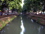 Prise de vue en perspective du Canal de Brienne depuis les ponts jumeaux à Toulouse.