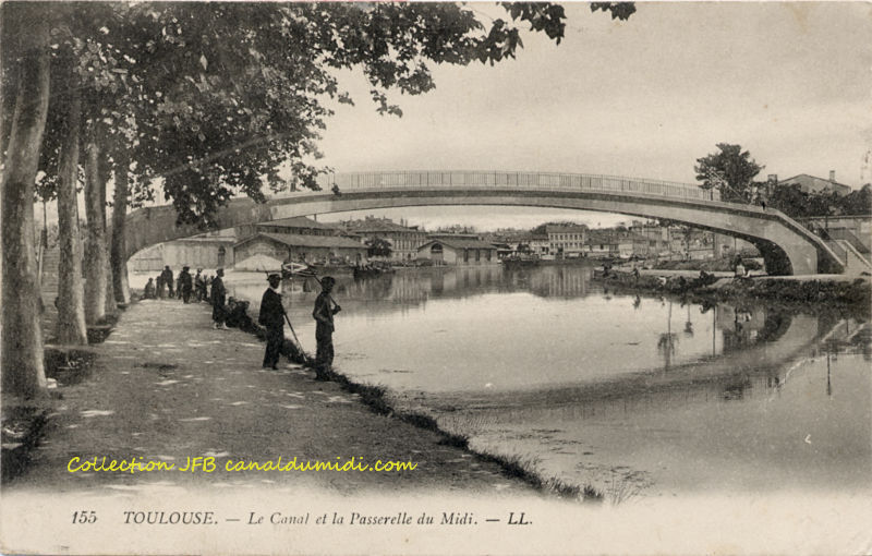 Carte postale ancienne légendée : Toulouse, port Saint Sauveur. Très peu d'activité le jour de cette prise de vue. On aperçoit le port dans toute sa largeur, quelques péniches, un peu rares, sur les bords. À gauche se trouve le bâtiment de la capitainerie qui est toujours là aujourd'hui, presque inchangé. À droite, dans les premiers plans, on voit un pin.