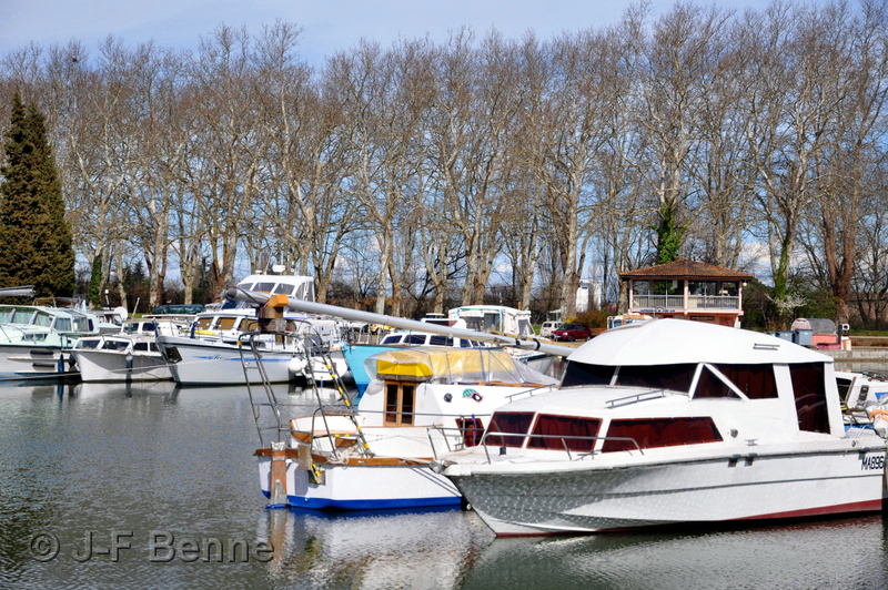 Vue de la partie du bassin la plus proche du Canal. On aperçoit les arbres qui le bordent, ils sont dépourvus de feuilles car la prise de vue date du tout début du mois de mars. Nombreux bateaux sur un espace restreint.