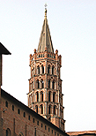 Gros plan sur le clocher octogonal de la Basilique Saint-Sernin