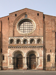 Vue de face de l'entrée principale de Saint-Sernin, avec ses deux portes massives